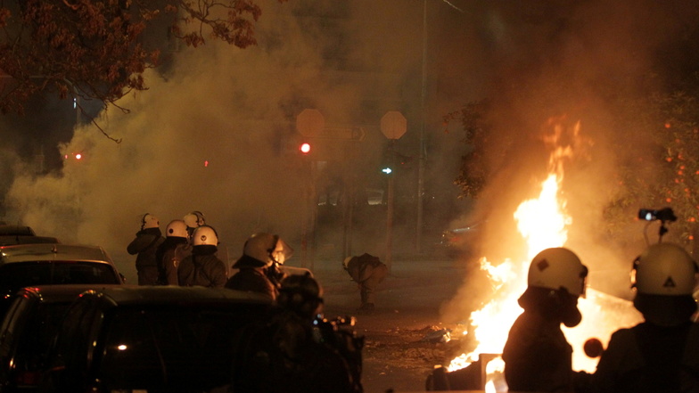 Polizisten und Demonstranten stoßen während eines Protests gegen Polizeigewalt in Athen zusammen. Die griechische Polizei setzte Tränengas und Wasserwerfer ein.