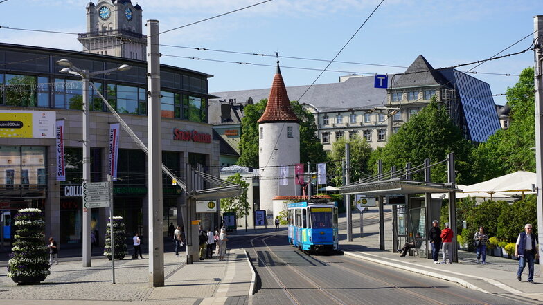 Die Straßenbahnhaltestelle "Tunnel " ist wichtiger Treffpunkt für das innerstädtische Leben in Plauen.