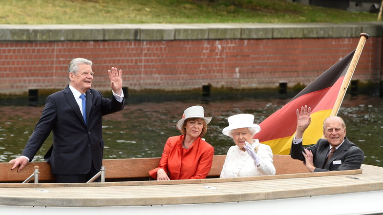 2015: Königin Elizabeth II. und Prinz Philip fahren mit dem damaligen deutschen Bundespräsident Joachim Gauck (l) und dessen Lebensgefährtin Daniela Schadt (2.v.l) auf dem Boot "Ajax" auf der Spree in Berlin. Die Queen und ihr Mann hielten sich zu ihrem fünften Staatsbesuch in Deutschland auf.