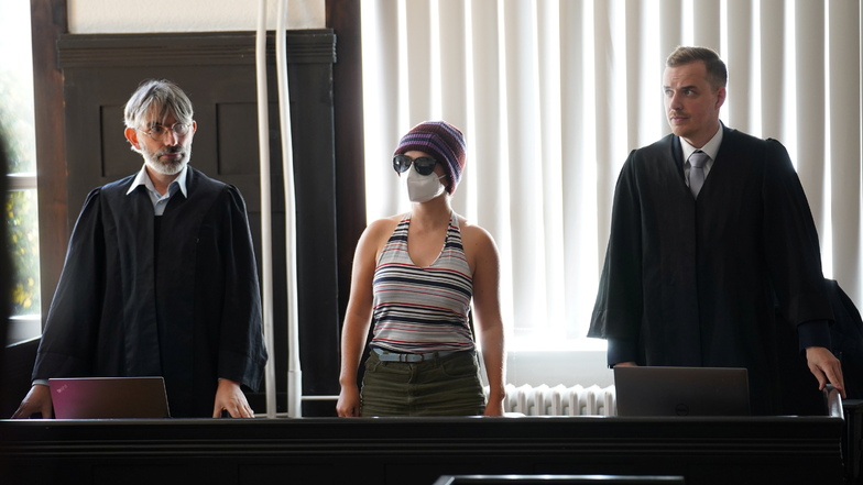 Die Angeklagte "Heibo 14" erschien vor Gericht mit Maske, Sonnenbrille und Mütze zusammen mit ihrem Rechtsanwalt Mark Feilitzsch (l.). Der Mandant "Heibo 13" des Anwalts Wolf-Georg Winkler (r.) erschien nicht.