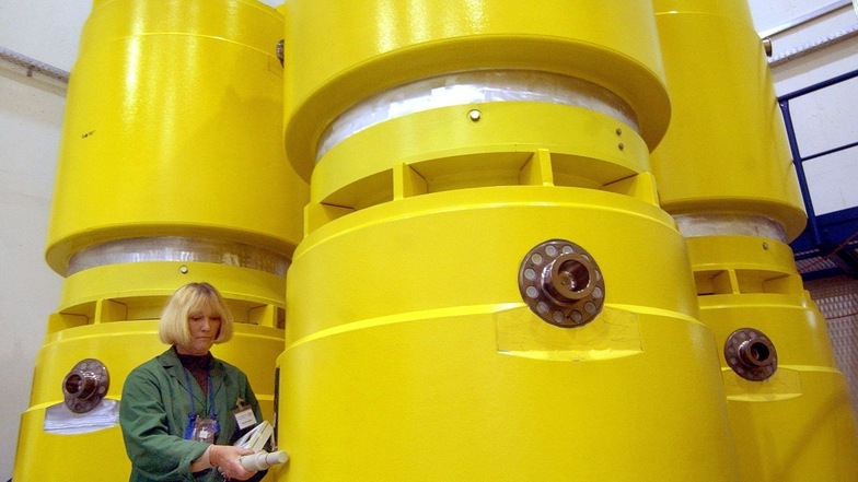 Noch vor dem Abtransport der Castoren aus Rossendorf im Jahr 2005: Die Strahlenbelastung der Behälter wird überprüft.