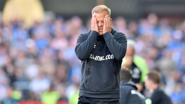 Dynamos Trainer Markus Anfang kann nicht mehr hinsehen. Seine Mannschaft hat die gute Ausgangsposition verspielt.