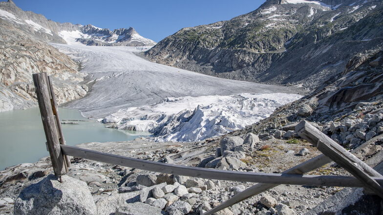 Ein Abschnitt des Rhonegletschers oberhalb von Gletsch in der Nähe des Furkapasses ist in Spezialplanen gehüllt.