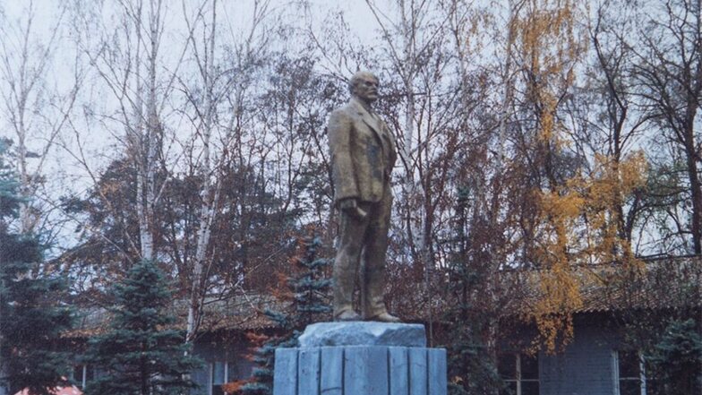 Eine Lenin-Statue, die 1992 noch goldfarben am sowjetischen Kindergarten thronte ...