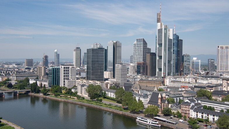 Blick über die Bankenskyline von Frankfurt und den Main hinweg. Verbraucherschützer drohen angesichts der teils schleppenden Rückzahlung zu Unrecht gezahlter Gebühren an Bankkunden  mit Klagen.