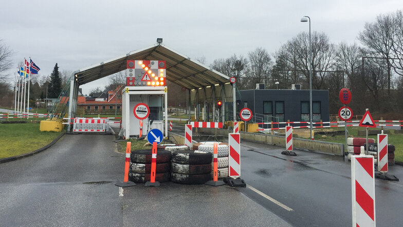 Der Grenzübergang zwischen Harrislee bei Flensburg und Padborg in Dänemark ist versperrt. Nach Dänemark schließt jetzt auch Deutschland die Grenzen, auch die nach Dänemark.