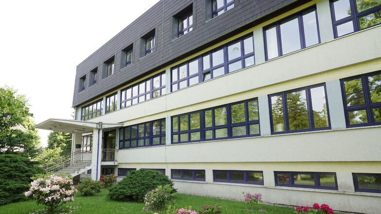 Ein Team des Deutschen Roten Kreuzes ist am Donnerstag am Gymnasium in Augustusburg, um Schüler, Lehrer und alle anderen Mitarbeiter auf das Coronavirus zu testen.
