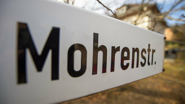 Die aktuelle Karikatur im Amtsballt greift die Diskussion um eine Namensänderung der Mohrenstraße auf.