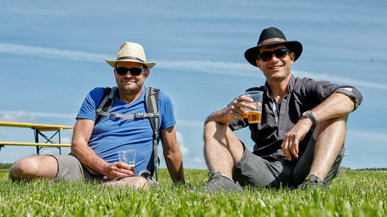 Genuss pur in der Natur: Zwei Freunde nehmen einen kräftigen Schluck vom Bier-to-go, das im Faktorenhof Eibau ausgeschenkt wurde.