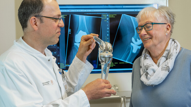 So funktioniert ein künstliches Kniegelenk: Professor Jörg Lützner und Patientin Ursula Petzold.