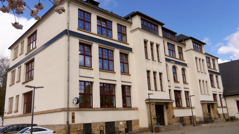 Schöner Altbau in Löbtau: In der 35. Grundschule an der Bünaustraße müssen un die Decken saniert werden. Dort hat sich Putz gelöst.