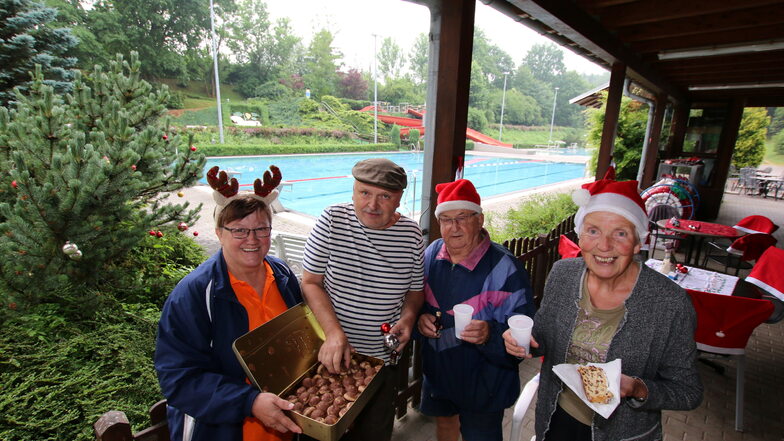 Liane Patzelt (links) hat mit den Stammgästen des Freibades Wolfstal „Halbweihnachten“ gefeiert.
