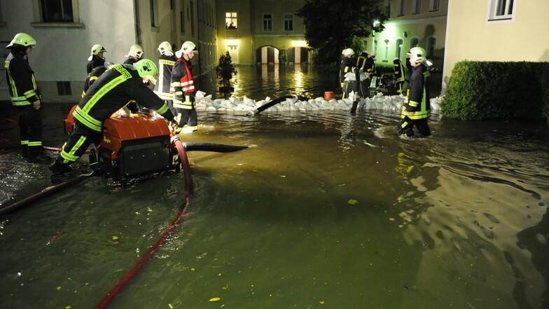In der Nacht des 28. September 2010 ist das Ärztehaus an der Großenhainer Weberallee überflutet.