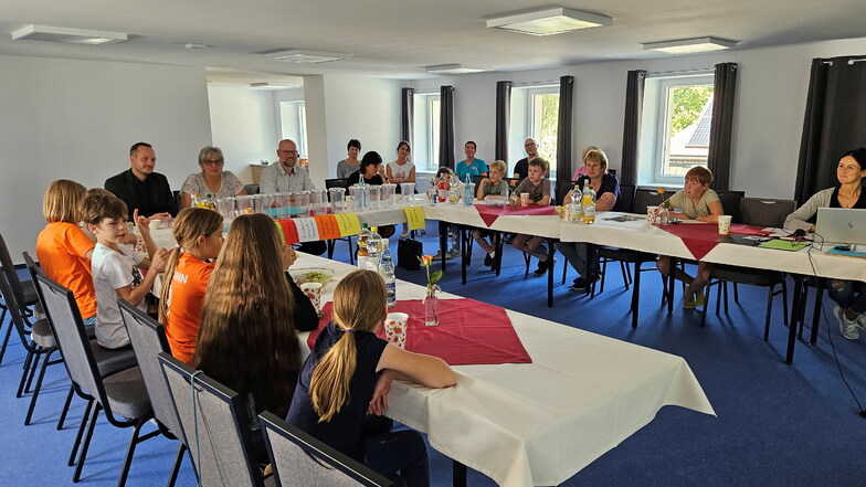 Ideenkonferenz beim Projekt "MitmachHerwigsdorf". Wie in einer Gemeinderatssitzung tasten sich die Kinder zu den Projekten vor, die verwirklicht werden sollen.