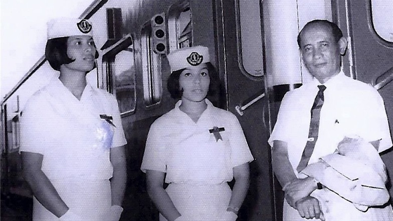 In den Nachtexpresszügen setzte die PNKA Stewardessen und Stewards in eleganten Uniformen ein.