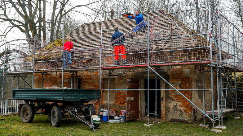 Arbeitseinsatz am Hainewalder Schloss: Jan Zimmermann und andere Helfer vom Förderverein deckten das Dach des alten Kutscherhauses ab.