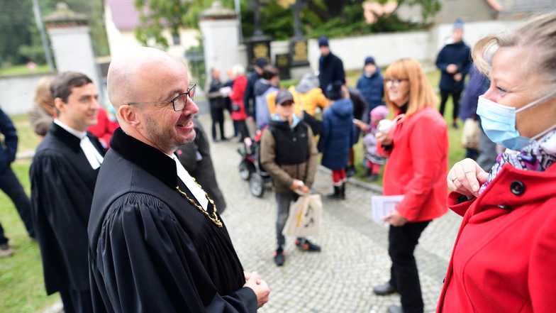 Landesbischof Tobias Bilz nahm Sonntag am Gottesdienst zum Kirchweihfest in Dittersbach teil.