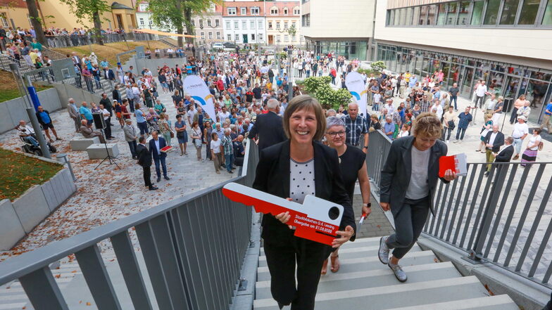 Bibliothekschefin Marion Kutter freute sich mit vielen anderen über die Eröffnung des Lessingschul-Campus in Kamenz. Ihr symbolischer Schlüssel wird sicherlich einen passenden Platz finden. Tausende stürmten am Sonntag das Gelände.
