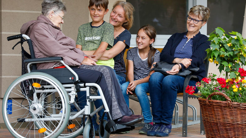 Edith Förster hat im Awo-Altenpflegeheim in Großschönau Besuch von ihrer Tochter, der Enkelin und den Urenkeln.