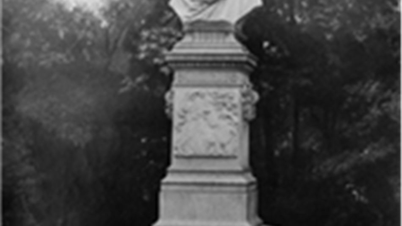 Damals waren Sockel und Büste noch vereint. Das Goethe-Denkmal von Adolf von Donndorf wurde 1883 eingeweiht.