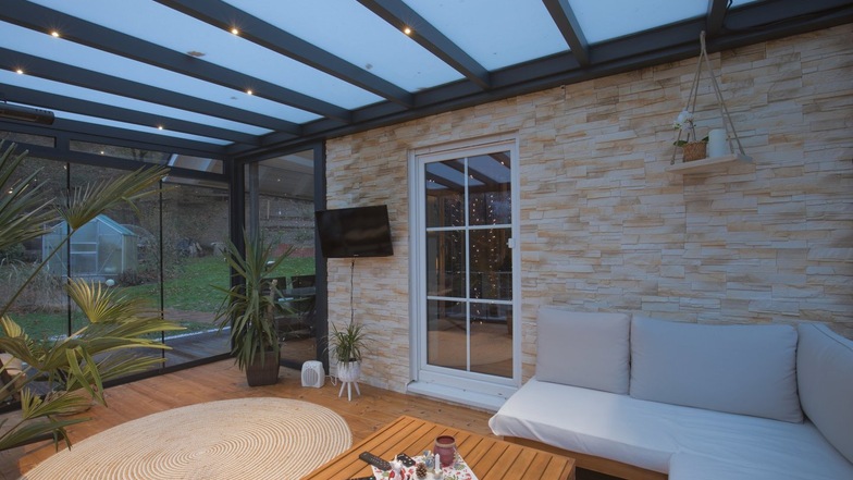 Mit einer Terrassenüberdachung schaffen Sie einen nahtlosen Übergang zwischen Ihrem Innen- und Außenbereich. Ihre Terrasse wird zu einem erweiterten Wohnzimmer, das zu jeder Jahreszeit genutzt werden kann.