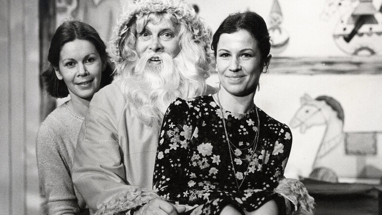 In der Veranstaltung „Weihnachtsmann auf Reisen“ führte Heidrun Müller Regie. Auf diesem Foto von 1985 ist sie vorn zu sehen mit Karl-Heinz Bohm und ihrer Assistentin Monika Weber.