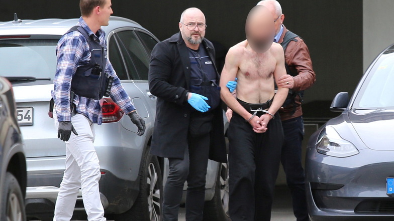 Der Beschuldigte wird zur Haftvorführung ins Amtsgericht Ravensburg gebracht. Er soll eine Vierjährige in einem Supermarkt in Wangen im Allgäu mit einem Messer schwer verletzt zu haben.