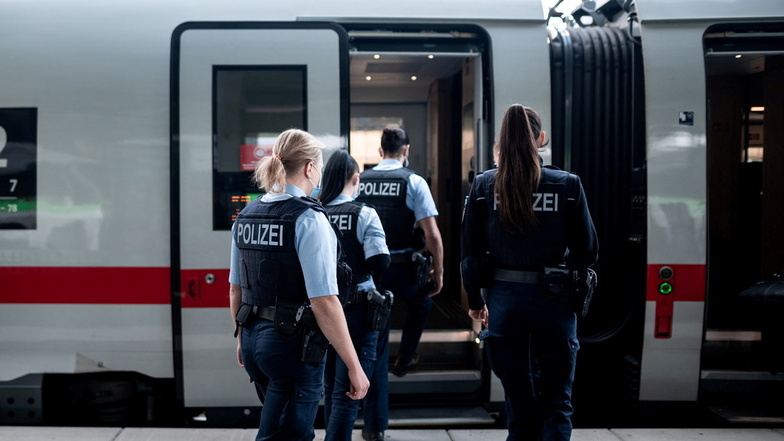 Ein 26-Jähriger wurde in einem Zug von Bundespolizisten kontrolliert. Dabei kamen einige Delikte zutage.