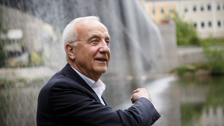 Fritz Pleitgen bei einem Görlitz-Besuch 2015. Damals besichtigte er auch die Wasserfall-Installation an der Altstadtbrücke.