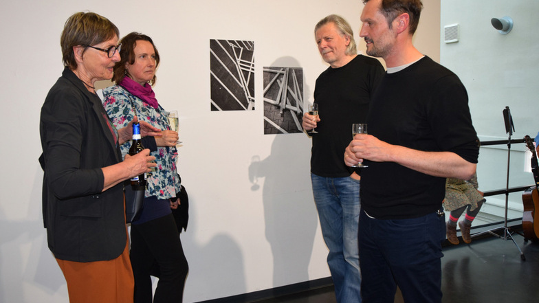 Der Künstler Sven Gatter (v.r.) und Michael Kruscha sprechen mit Konstanze Niemz und Ulrike Rose über die Fotos der neuen Kunstraum-Ausstellung.