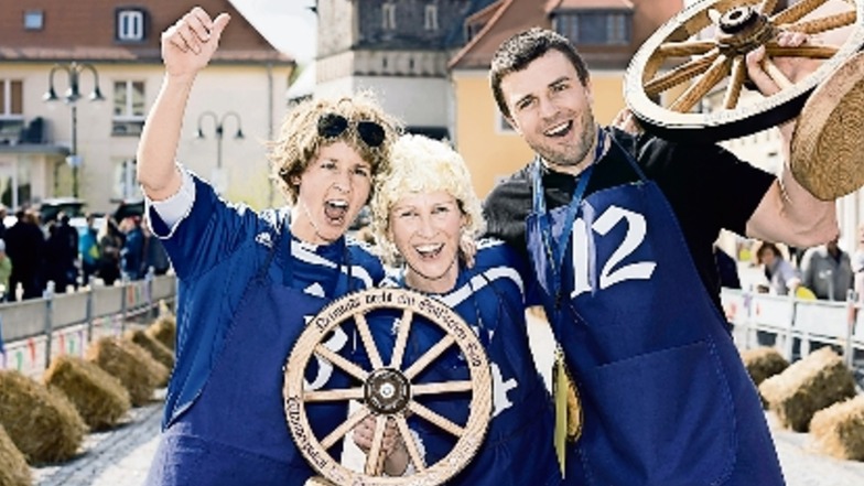 Die Starter beim Wettlauf um das Goll’sche Rad – hier die Gewinner Carina Noske (l.), Anja Sauer und Steffen Raum von 2017 – erwartet eine neue Strecke. Denn sie wird vom Neustädter Markt verlegt.