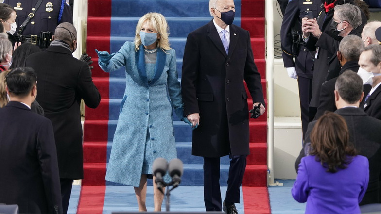 Joe Biden und seine Frau Jill gehen zur 59. Amtseinführung des Präsidenten vor dem US-Kapitol.