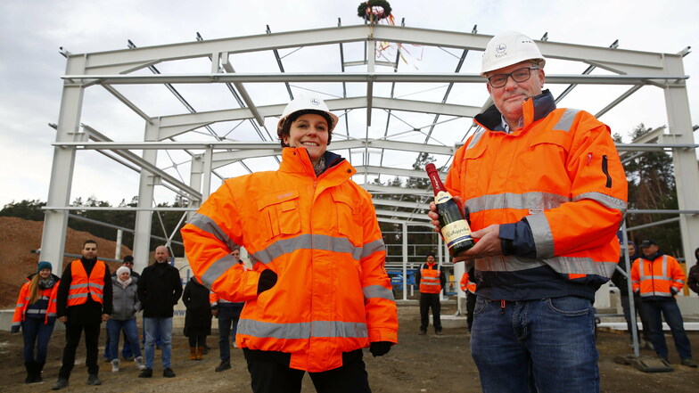 Sie können sich freuen: Janet Lange (l.) und Andreas Reck feierten am Dienstag mit einigen Mitarbeitern ihres Bauunternehmens am neuen Standort in Laußnitz Richtfest.