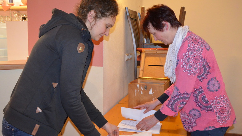 Vierkirchens Bürgermeisterin Andrea Weise (rechts) und Gemeinderätin Marika Vetter beim Auszählen der Stimmzettel.