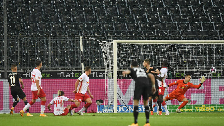 Das Tor des Tages: Ausgerechnet Hannes Wolf (l), der von RB an Mönchengladbach ausgeliehen ist, trifft zum 1:0 für die Borussia. Der nun gestürzte Spitzenreiter Leipzig zeigt im Spitzenspiel eine schwache Leistung.