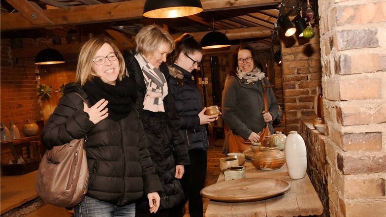 Diesen Besucherinnen gefällt die Keramik im Ausstellungsraum von Kathrin Najorka in Krauschwitz.