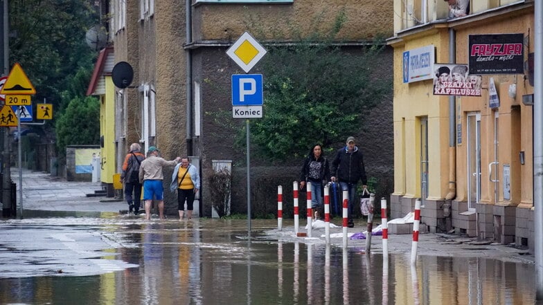 Auf einer Straße in Nysa steht das Wasser. Ein Deich dort droht zu brechen und noch größere Schäden anzurichten.