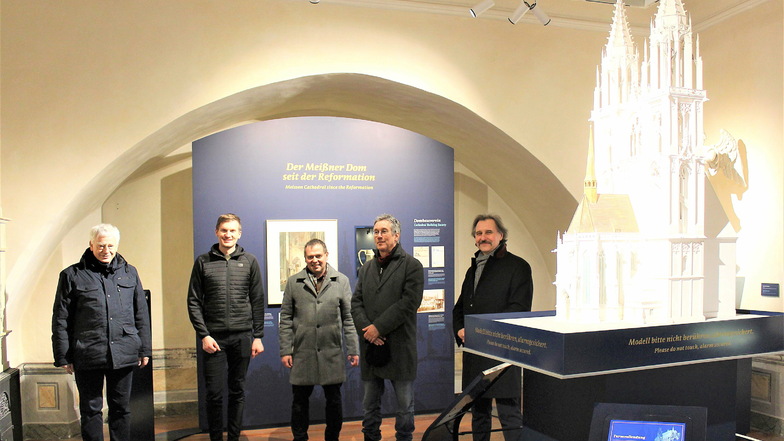 Die Macher des neuen Museums: Andreas Stempel, Daniel Sommer, Matthias Donath, Knut Hauswald und Andreas Beuchel neben dem Modell der Westtürme des Meißner Doms von 1902.