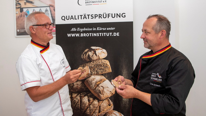 Sehen, riechen, fühlen und schmecken. Michael Isensee vom Deutschen Brotinstitut (links) und Brotsommelier Chris Jentzsch mit einem Vollkornbrot.