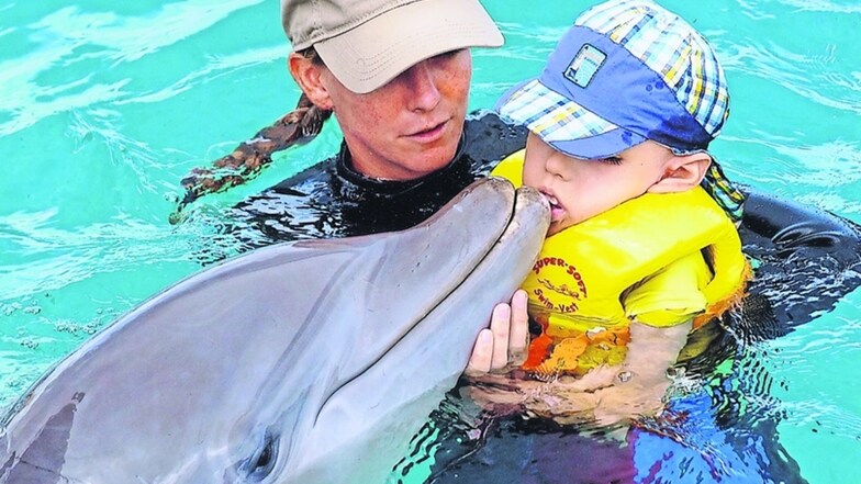 So soll es bald wieder werden. Der schwerkranke Riccardo mit seiner Betreuerin Ricarda und dem Therapie-Delfin im Jahr 2015 in einer Lagune vor Curaçao in der Karibik.