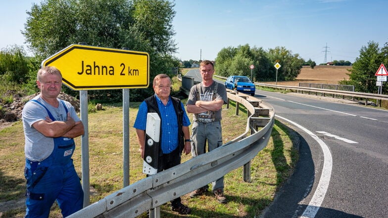 Die Unternehmer Peter Teichert (von rechts), Uwe Ehrlich und Mike Sachse machen auf die Probleme aufmerksam, die die Umleitung sowohl für die Bürger als auch für die Unternehmen bringt. Sie wollen sich für eine andere Lösung einsetzen.