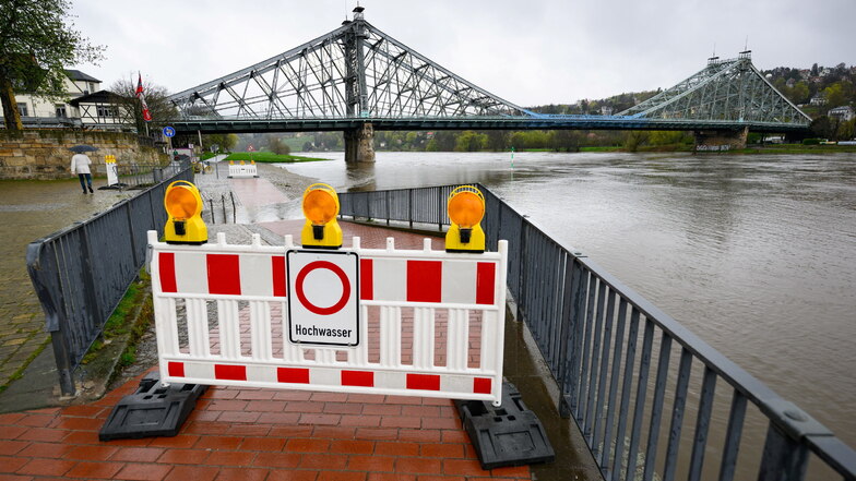 Ein Schild an einer Absperrung warnte schon am Montag vor Hochwasser am Elberadweg vor dem Schillergarten nahe des Blauen Wunders.