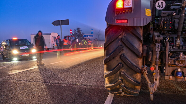 Landwirte haben am Donnerstag erneut Autobahnbrücken in Sachsen besetzt.