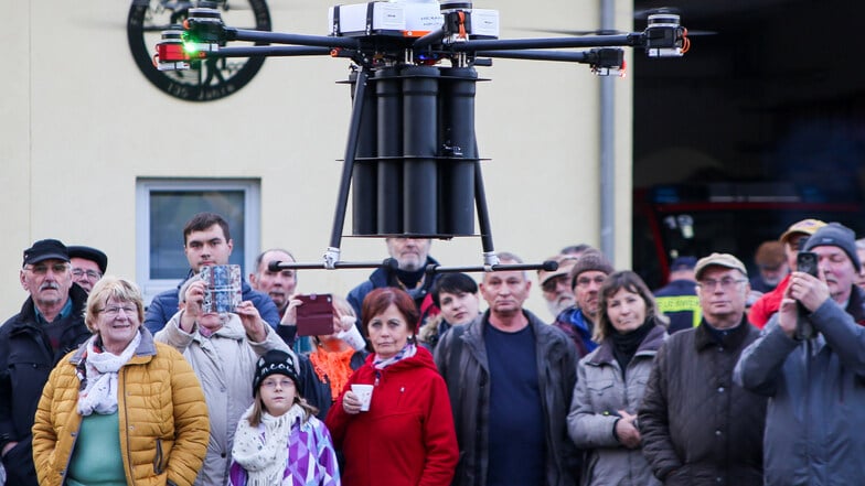 Die Bewohner des thüringischen Ponitz: beobachten die Vorführung einer Drohne zur Zustellung von Tageszeitungen.