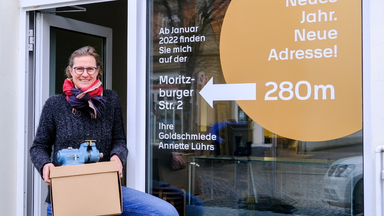 Auch der Schraubstock auf der Kiste muss mit. Goldschmiedin Annette Lührs zieht in Radebeul-West mit ihrer Werkstatt und dem Geschäft nordwärts.