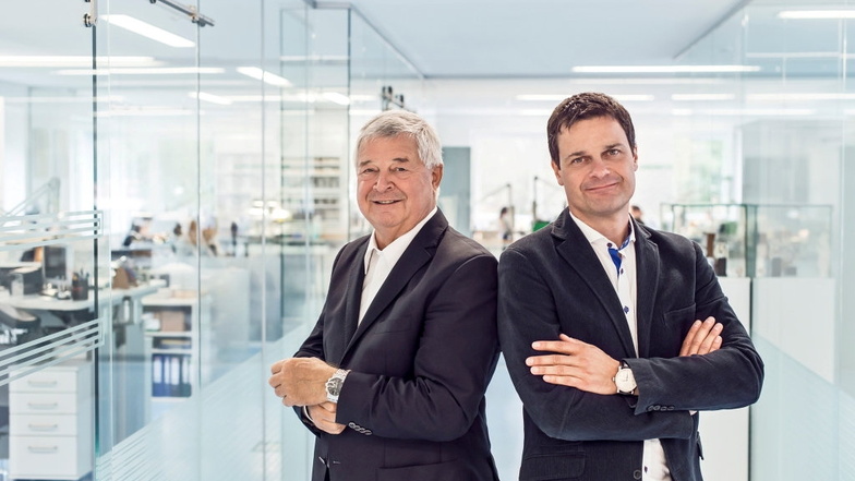 Seit 20 Jahren kooperieren Hans-Jürgen und Thilo Mühle von der gleichnamigen Uhrenfirma mit den Seenotrettern an Nord- und Ostsee. Nun ist ein Vormann zu Gast, um über seine Arbeit zu berichten.
