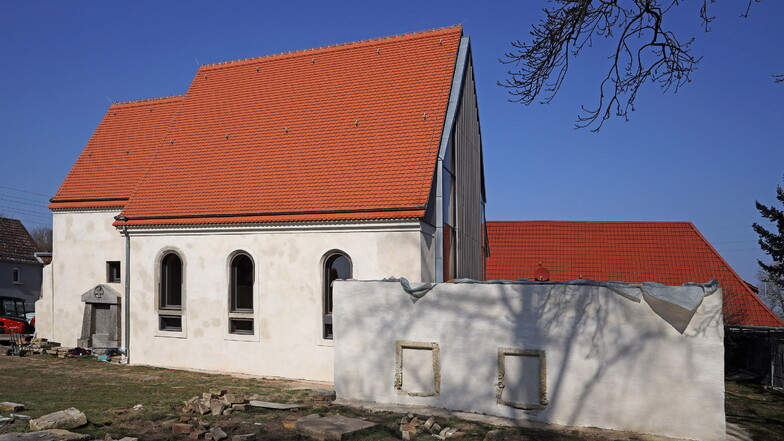 Der neu errichtete Bau fällt kleiner aus als die Kirche zu DDR-Zeiten. Die Mauer rechts lässt die ursprünglichen Maße erahnen.