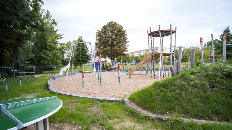 Die Bauzäune am Spielplatz nahe der Hans-Beimler- und Rudolf-Harbig-Straße in Gröba sollen am Freitag verschwinden und der Platz so freigegeben werden.