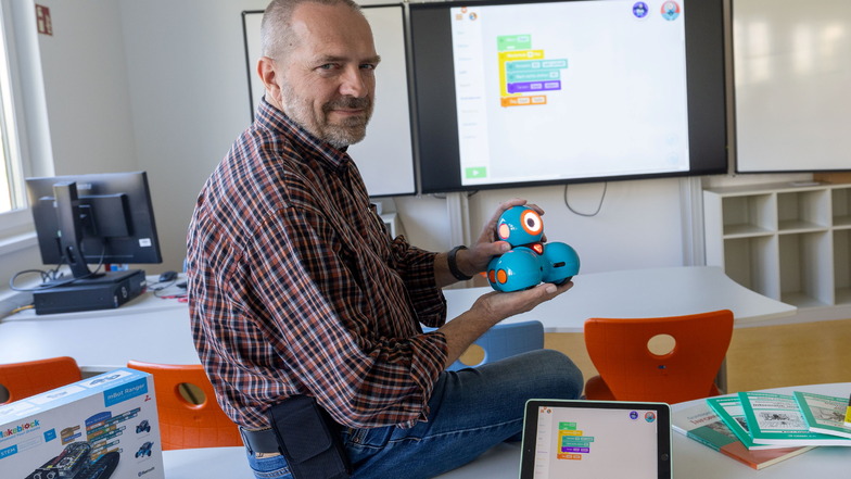 Lehrer mit Spielzeug? Nicht ganz. Den Roboter hat Thomas Knapp mit seinen Schülern im Informatik-Unterricht programmiert.