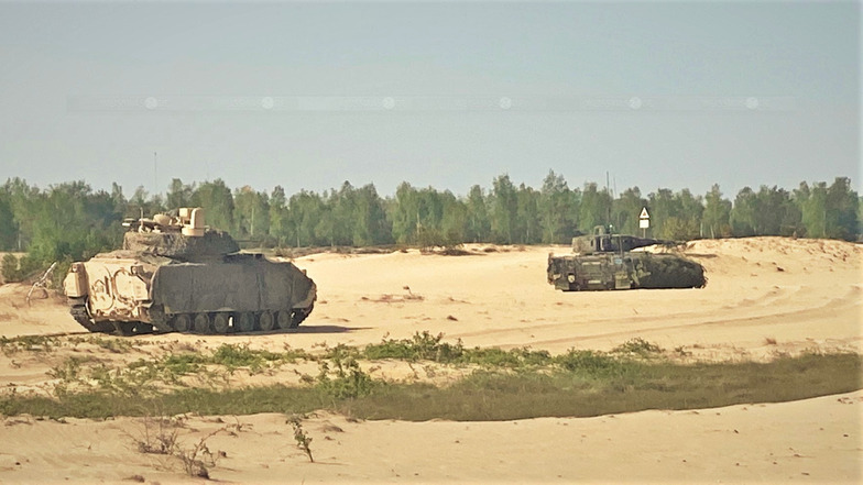 Deutsche und US-Soldaten trainierten auf dem Tüp Oberlausitz mit Schützenpanzer vom Typ Bradley (li.) und Puma bei der Übung „Defender Europe 2022“.